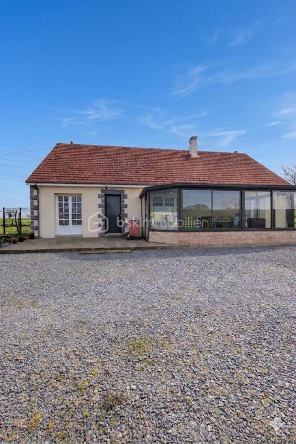 Propriété avec maison principale et dépendance louée à Noues De Sienne