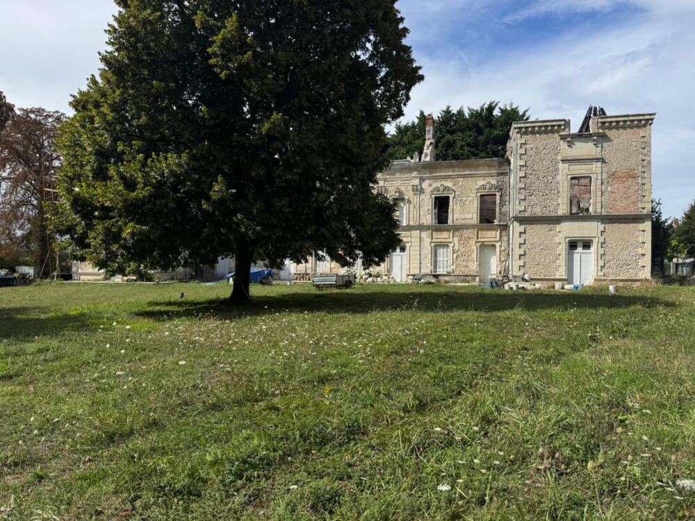 Château de Penchien  Domaine de caractère à réinventer, fort potentiel événementiel et touristique  Mansigné (Sarthe)