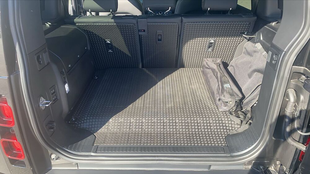 Defender P300e 2.0 Ti 300 PHEV 4WD BVA X-Dynamic Se - Premi&egrave;re main G 2024 occasion 59551 Attiches