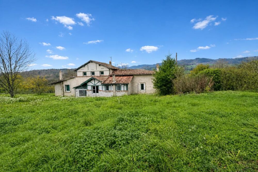 Maison 8 pièces 210 m² · à Vollore Ville · 210 m² · 110 000 €