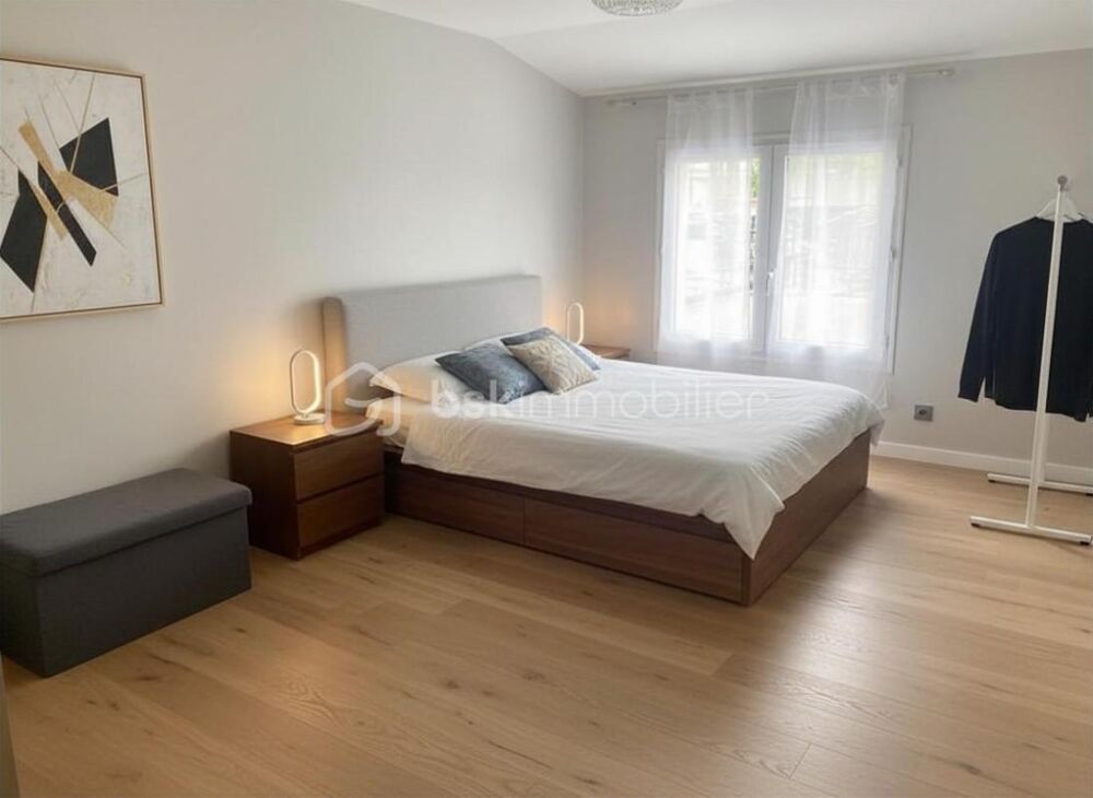 Vente Propriété/Château Une maison spacieuse avec un grand potentiel de 10 parkings ! Montreuil
