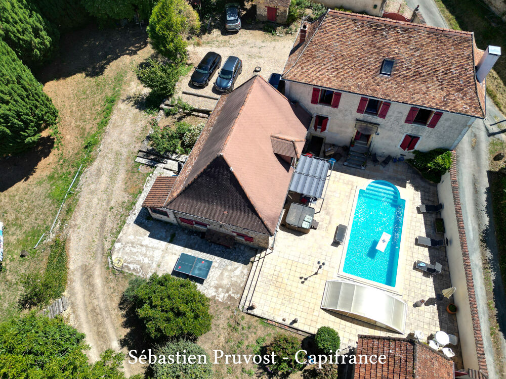 Dpt Dordogne (24), à vendre 11 pièces proche Thiviers (24) propriété de 325 m², terrain 22200 m², dépendance, piscine