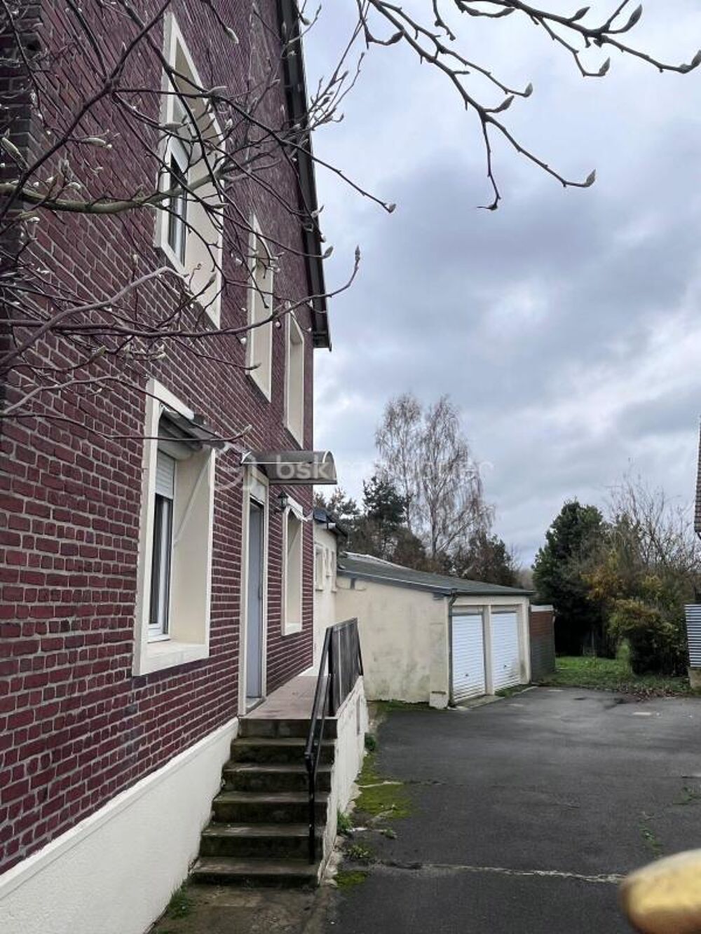 maison en brique avec double garage