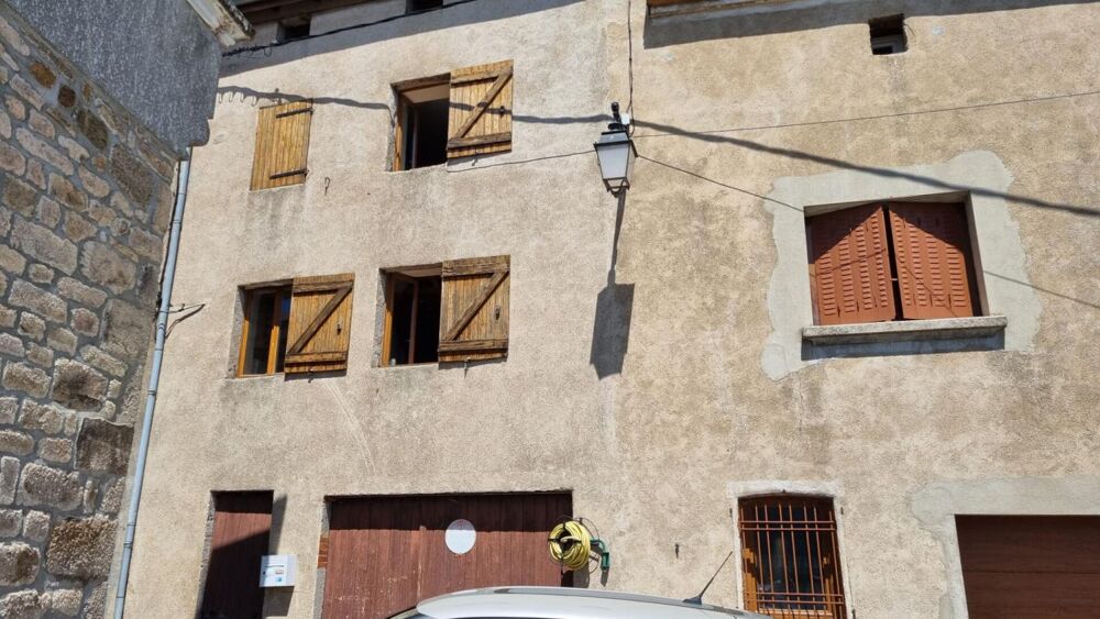 Le BESSAT 42660 Secteur Graix maison de village 2 chambres garage terrain non attenant 285m²