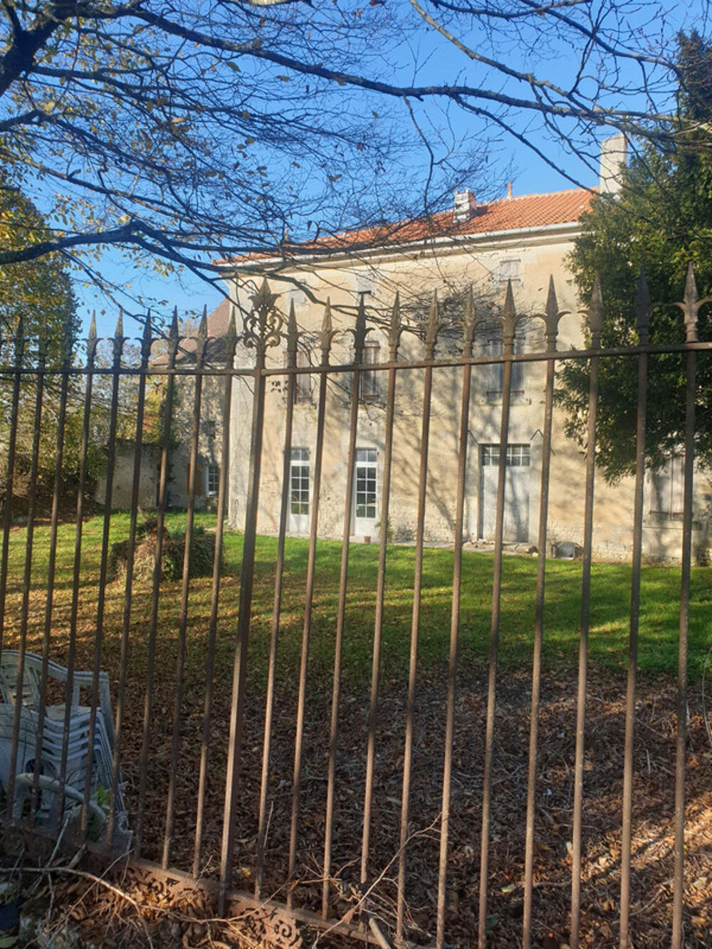 Maison de 400 m² habitables à vendre, proche Barbezieux (16), dépendances denviron 1 000 m², terrain de 12 000 m² !!!