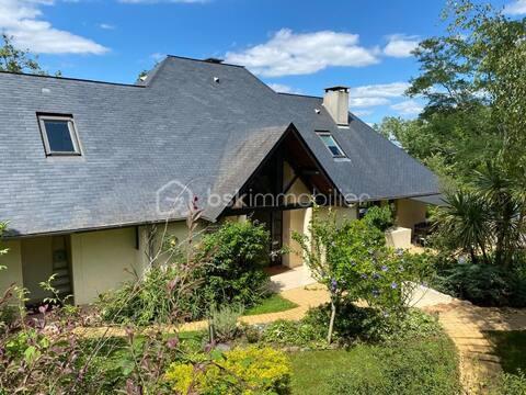   Charmante maison avec piscine et espaces de vie g�n�reux Maison - 7 pi�ce(s) - 223 m�