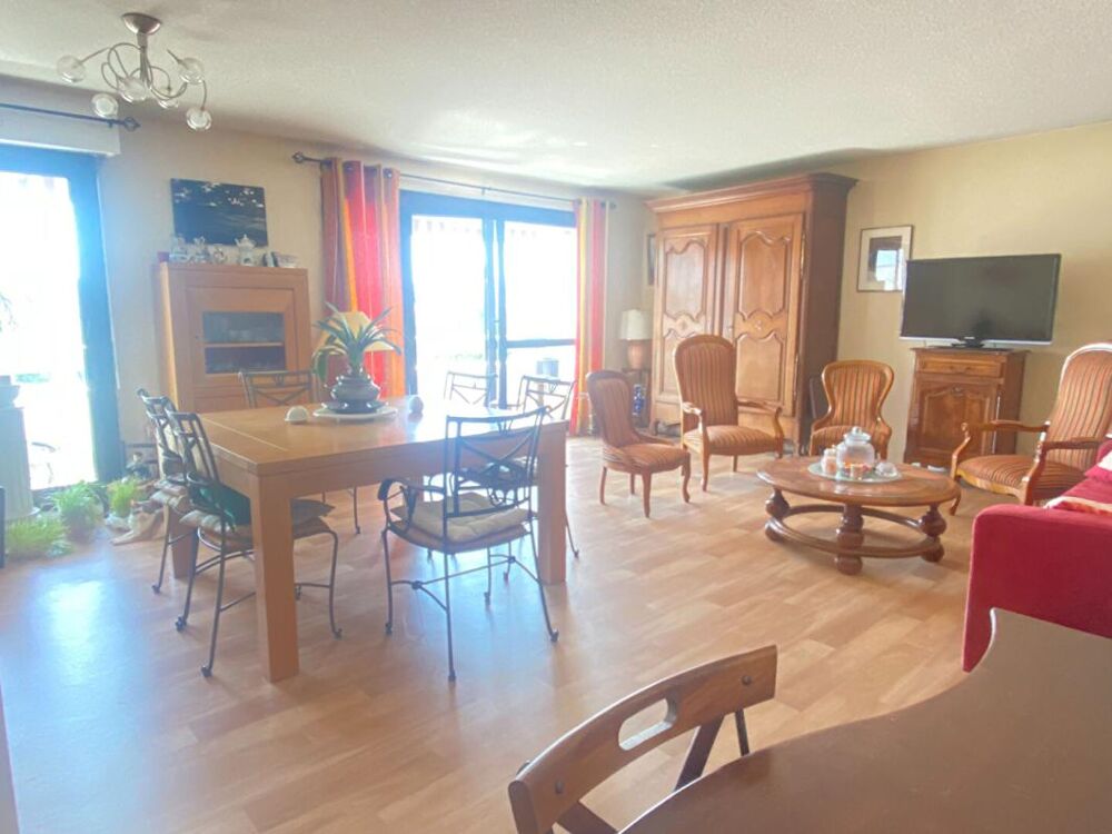 Vente Appartement Bel appartement cossu, en dernier étage avec 20m² de terrasse, vue dégagée, 2 ch , celliers et cave Pessac