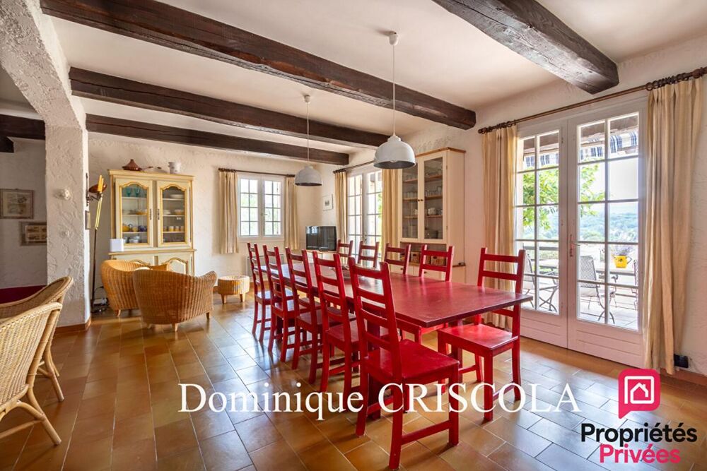 Rare propriété avec vue panoramique dans quartier recherché