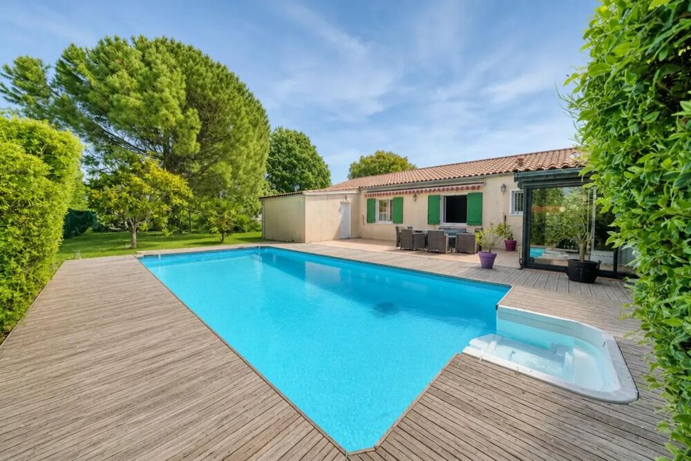 Maison spacieuse à Yves avec piscine
