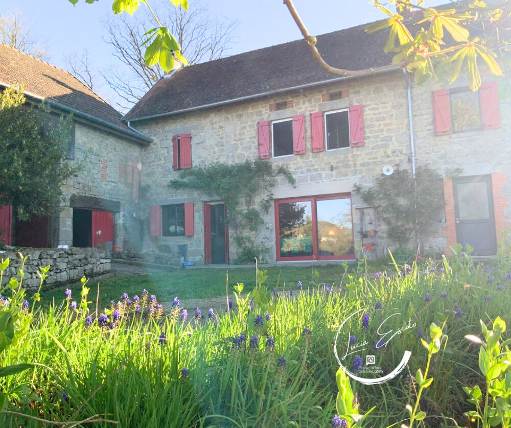 Maison de caractère de 159 m² avec 8 035 m² de terrain boisé, à proximité d'Aubusson