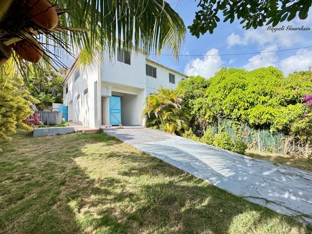 A VENDRE - PROPRIÉTÉ AVEC DEUX HABITATIONS INDÉPENDANTES AU COEUR DUN JARDIN TROPICAL À SAINTE-ANNE