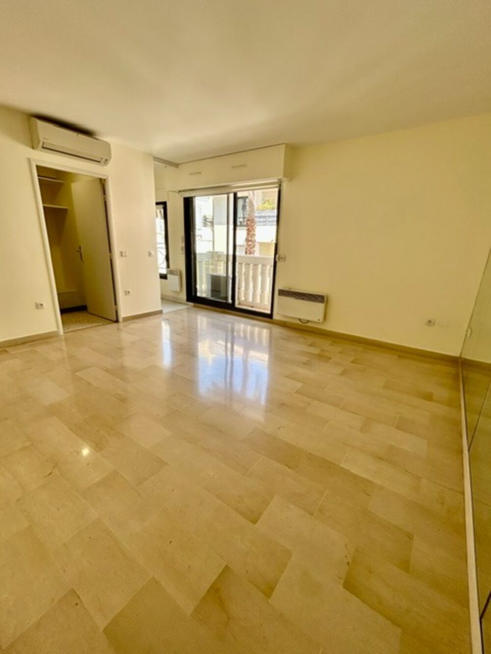 Vente Appartement En résidence Sénior Appartement large studio avec balcon climatisation Cannes