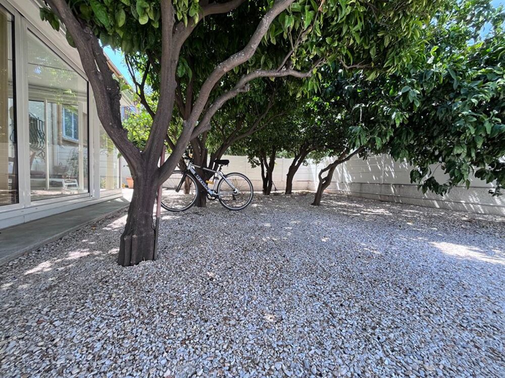 Magnifique appartement de type T2 en rez-de-chaussée avec jardin de 170 m² sans vis-à-vis et véranda de 20 m²
