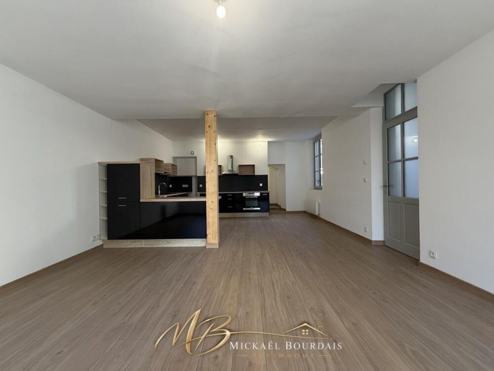 Appartement T4 entièrement rénové  3 chambres  double accès  Le Lude centre