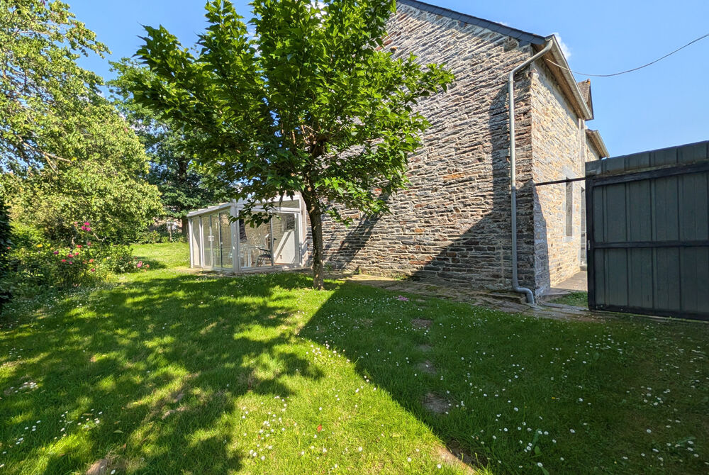 Maison en pierre avec dépendances et jardin  La Chapelle-Gaceline (La Gacilly) - grand terrain - véranda - charme - garage