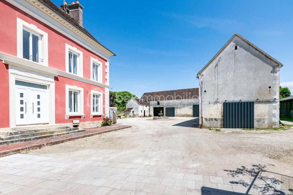 Magnifique maison de maître du 19 ème siècle, entièrement rénovée avec son incroyable caveau et ses multiples dépendances !