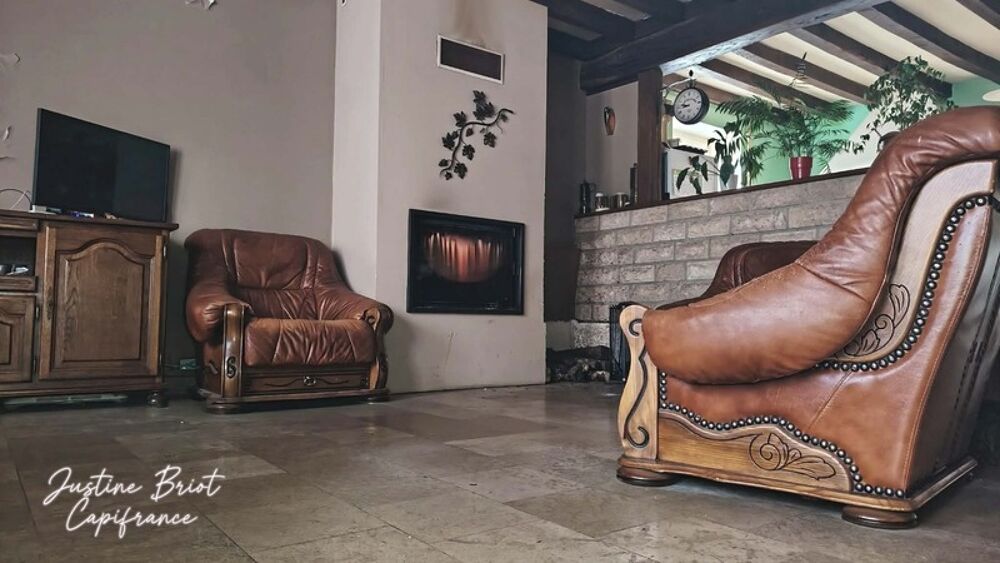 Une maison familiale aux beaux volumes, au coeur dun village où il fait bon vivre