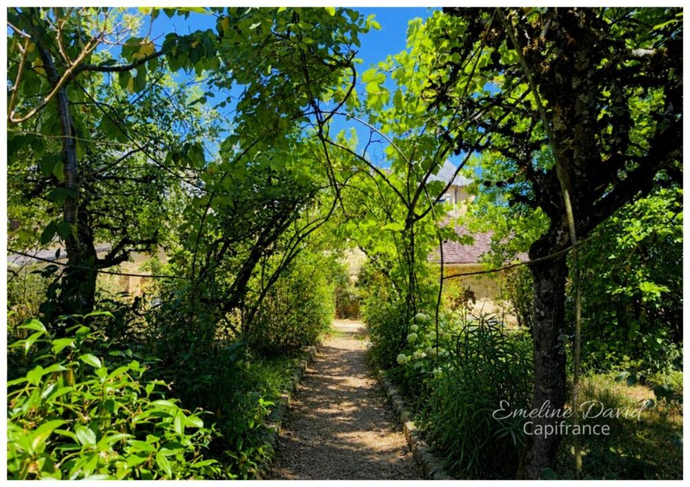 Domaine de caractère à Salignac-Eyvigues  Grands volumes, charme et potentiel touristique