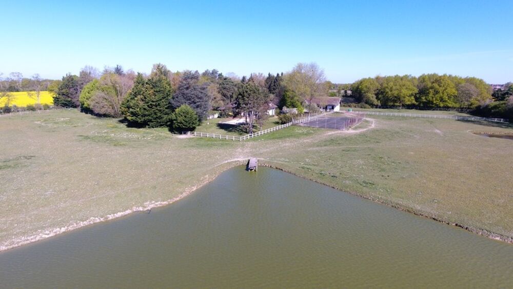 Propriete à vendre sur 35 hectares, 14 pièces, piscine, tennis, chasse, pêche, équitation, au coeur de la Dombes