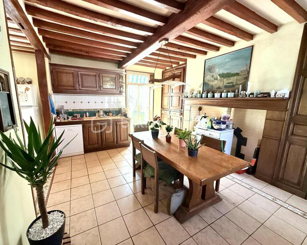 Bâtisse Ancienne avec 5 Chambres + Dépendances