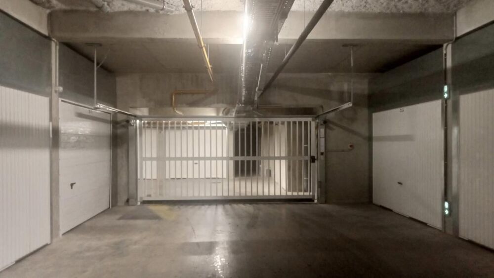 Location Parking/Garage Parking simple dans garage double dans résidence sécurisée Caluire et cuire