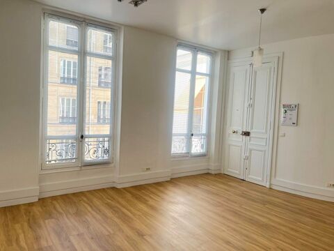   Bureaux sur cour, dans un bel immeuble proche Gare Saint Lazare 