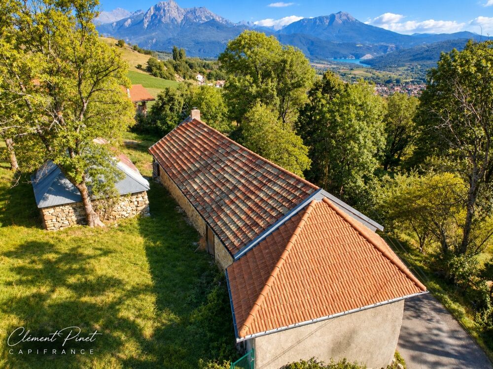 Ancienne ferme à rénover avec dépendance  terrain de 1 895 M²  CHORGES