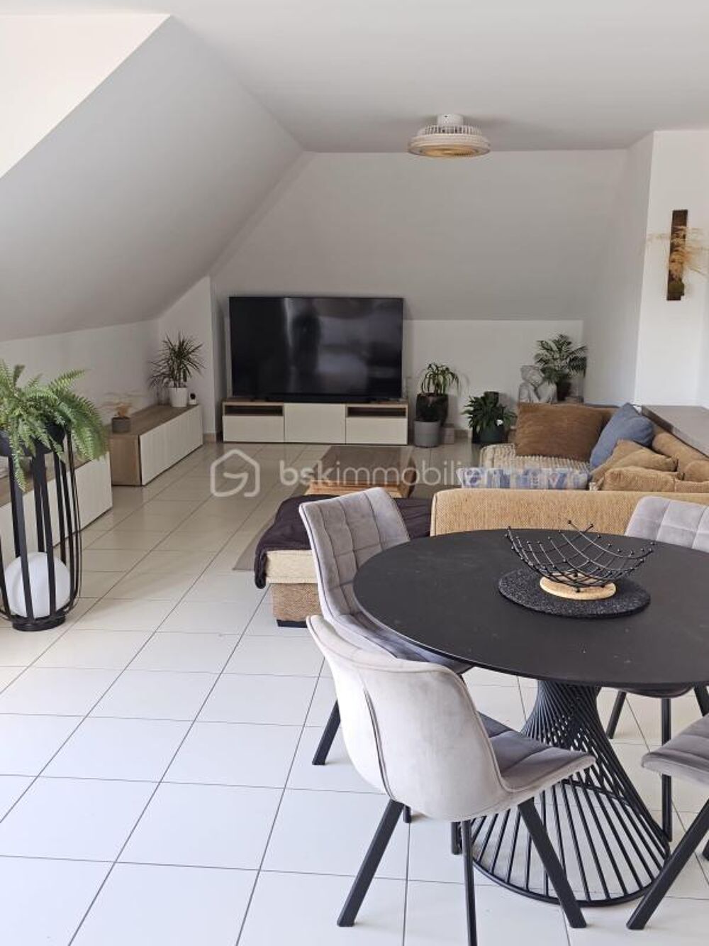 Bel appartement situé au dernier étage d'une copropriété calme et sécurisée