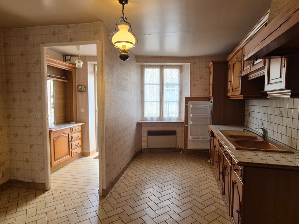 Indre (36) : maison de bourg à vendre 6 pièces de 156 m2 Véranda jardin clos et appartement supplémentaires !