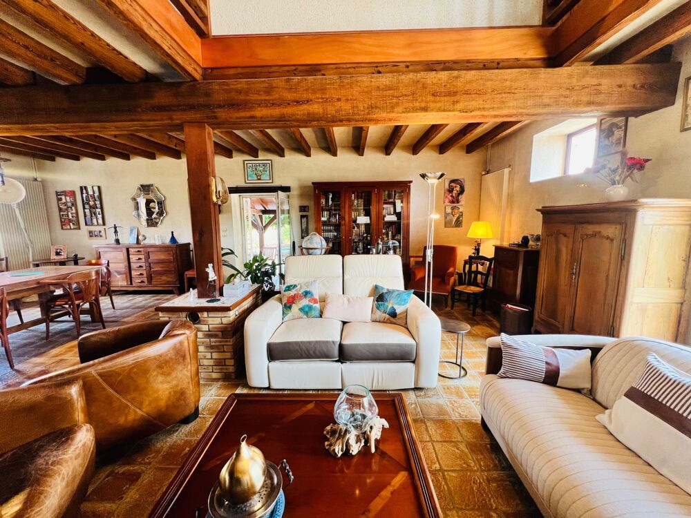 Maison de caractère rénovée  182 m²  Studio indépendant 31m²  Garage de 117 m²  Terrain clos de 2 235 m²