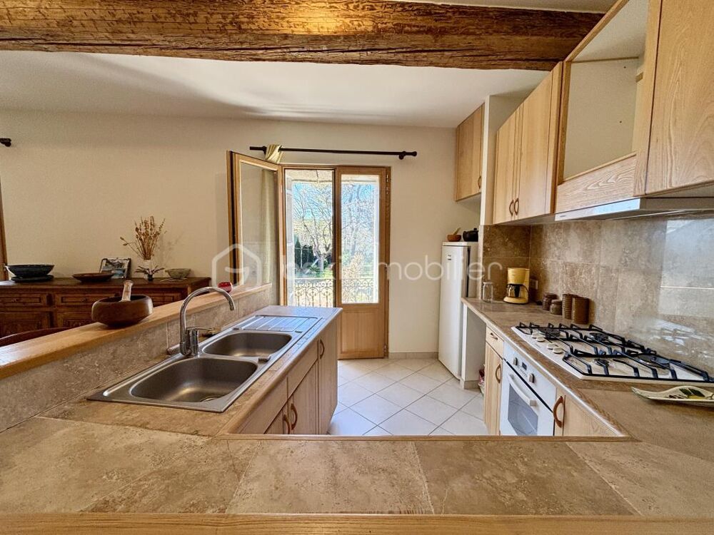 RARE  Maison en pierre avec terrasse, garage et atelier. Enorme potentiel daménagement