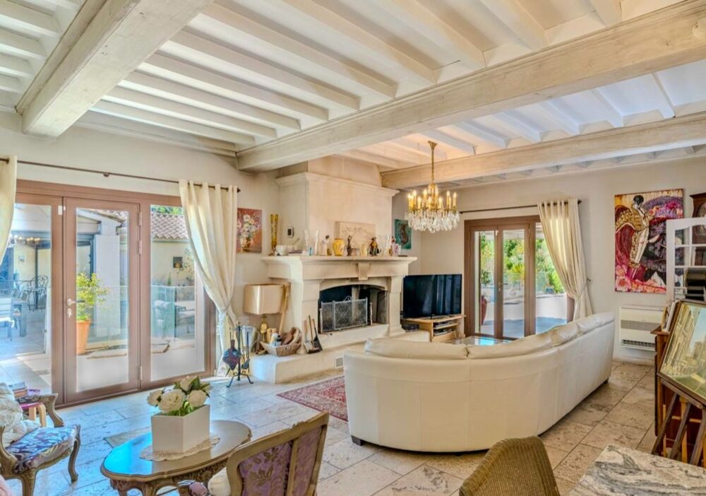 à vendre  Propriété/château Fontvieille (13990)