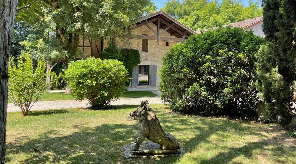 Propriété rare et exceptionnelle : ancien moulin restauré avec dépendance, piscine chauffée et jardin idyllique