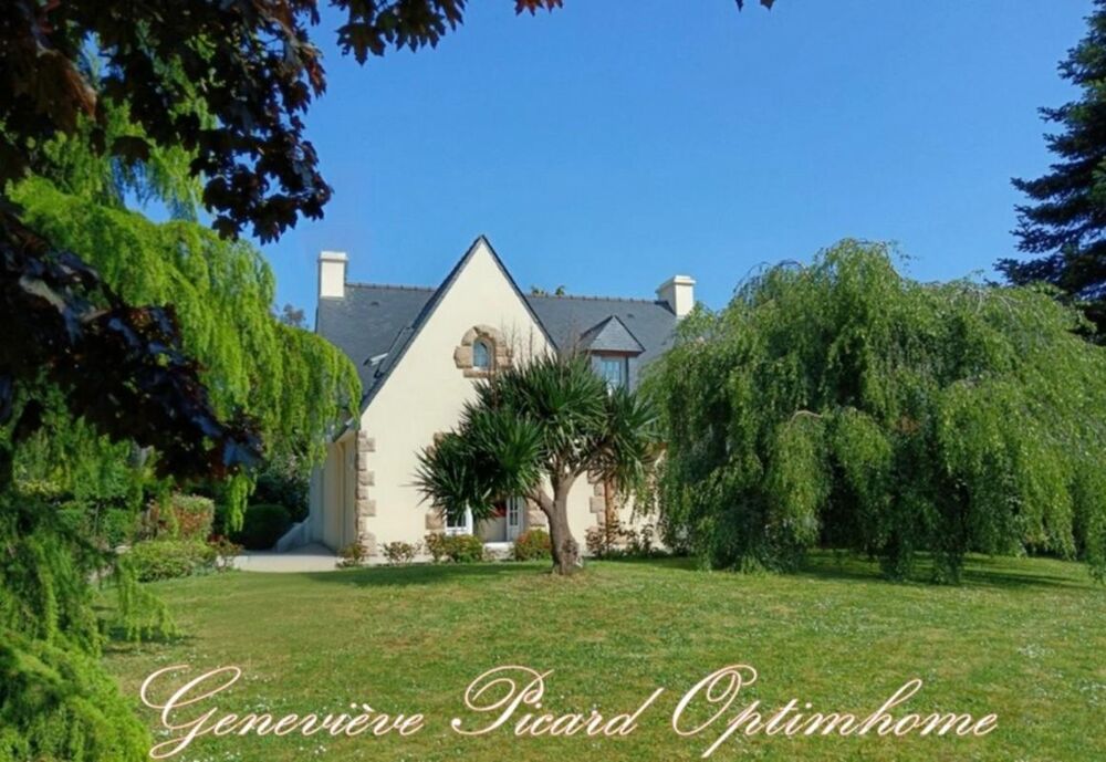 Vente Maison Propriété à vendre à Pontivy : Maison de 165 m2 environ sur 2000 m2 de jardin paysagé proche centre-ville et de ses commerces Pontivy