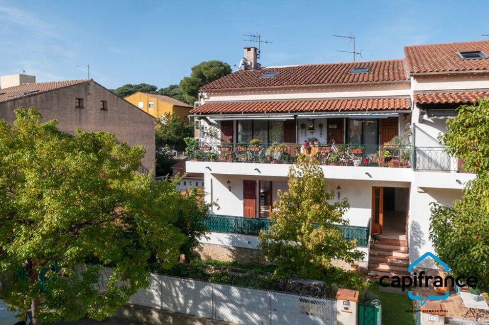 Sanary Port à pied/ Appartement en RDC de 114 m2, S/Sol de 187 m2 et terrain 318 m2 /garage. 10mn du port