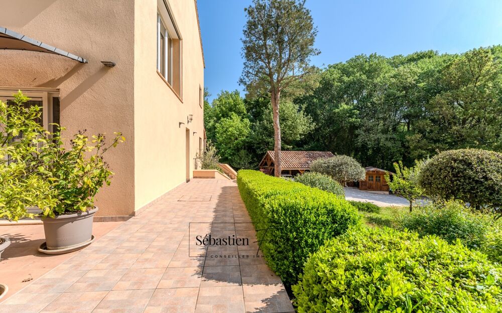 Domaine à vendre à Rousset à 15 minutes d'Aix-en-Provence - 8 000 m² - plusieurs logements - 262 m² habitables - calme absolu -