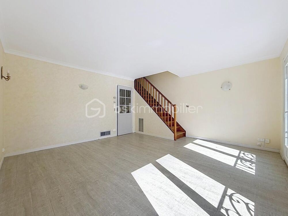 Vente Maison MAUREPAS CENTRE-VILLE – MAISON 4 PIÈCES – 3 CHAMBRES – GARAGE – TERRASSE Maurepas
