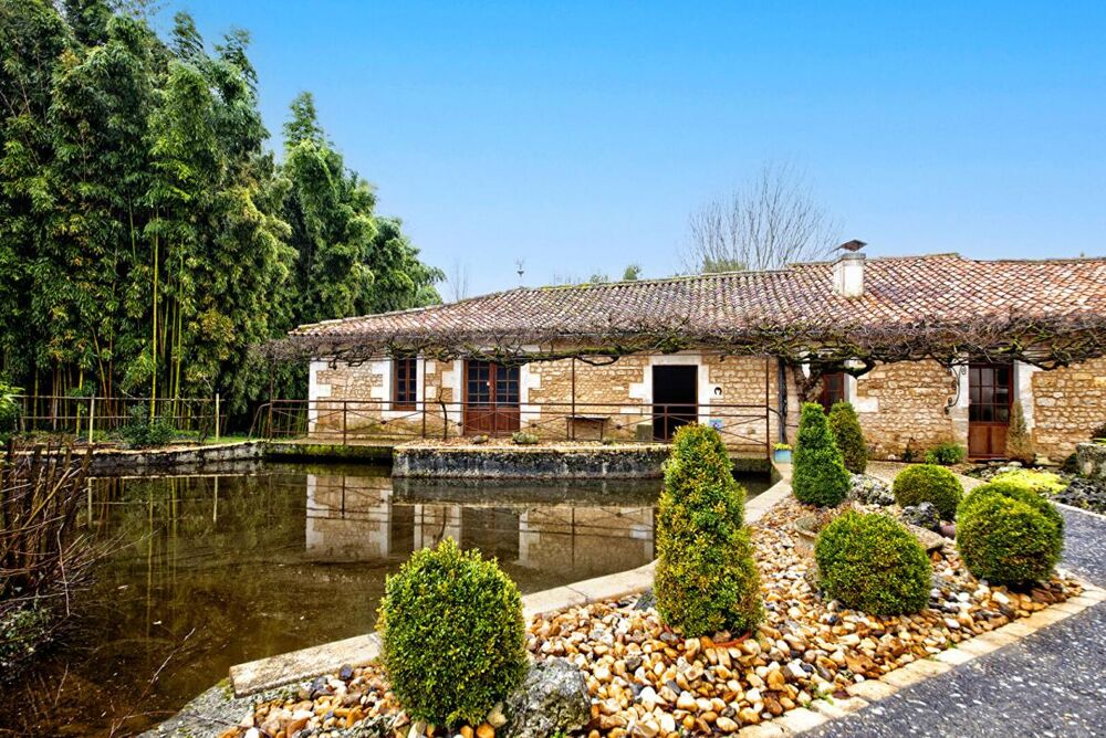 Vente Immeuble À vendre  Moulin classé du XVI siècle avec chambres d'hôtes et gîte en Charente-Maritime Saint maigrin