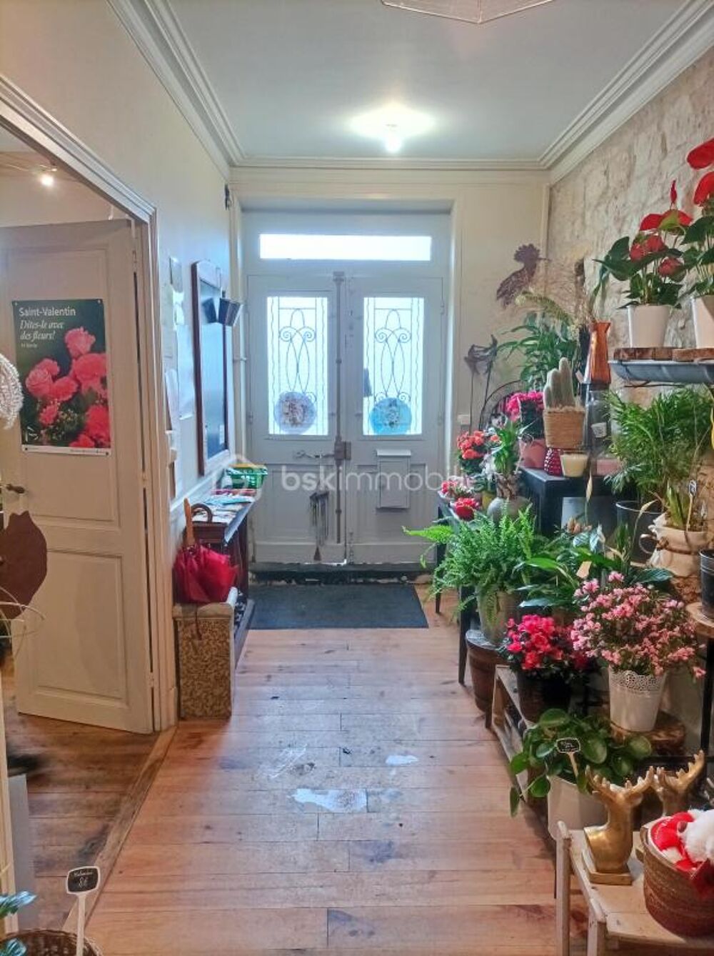 Immeuble idéal investisseur  Local commercial loué  Place principale de Cazals