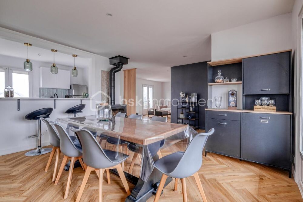 Maison familliale lumineuse avec sous-sol total , jardin et stationnement - ENTIEREMENT RENOVEE