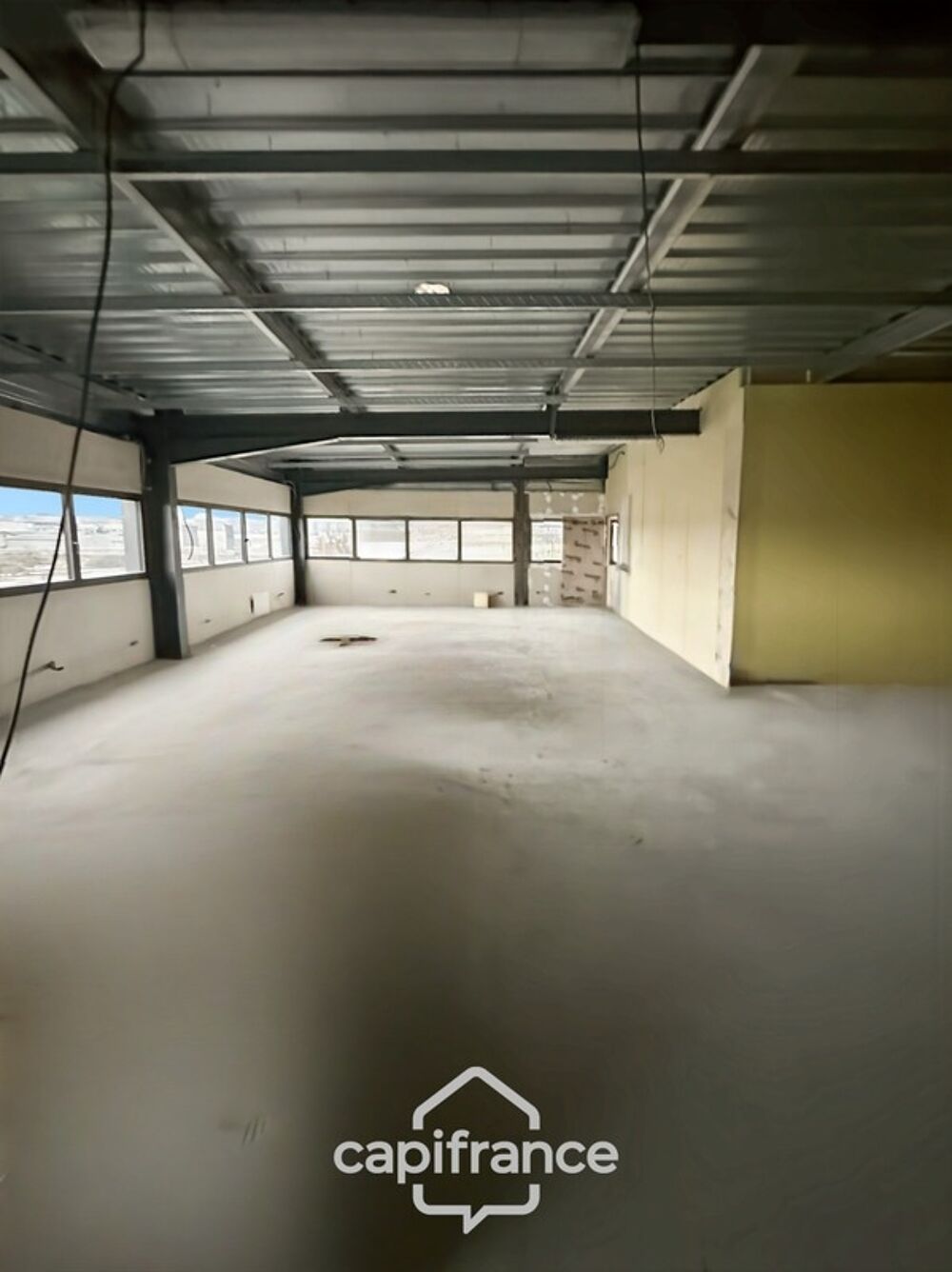   Local/bureau à louer DOMERAT (03) de 150 m2 situé dans la zone commerciale de chateauguay Domerat