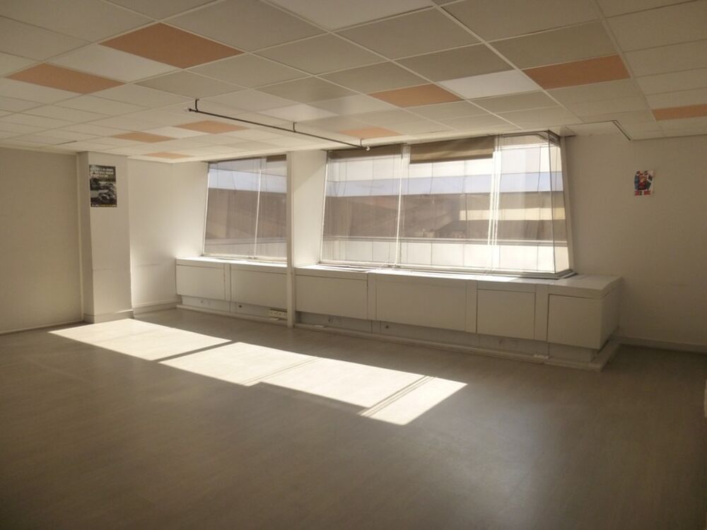   600 m2 de bureaux avec parking à vendre à Cergy au prix de 650000 euros Cergy