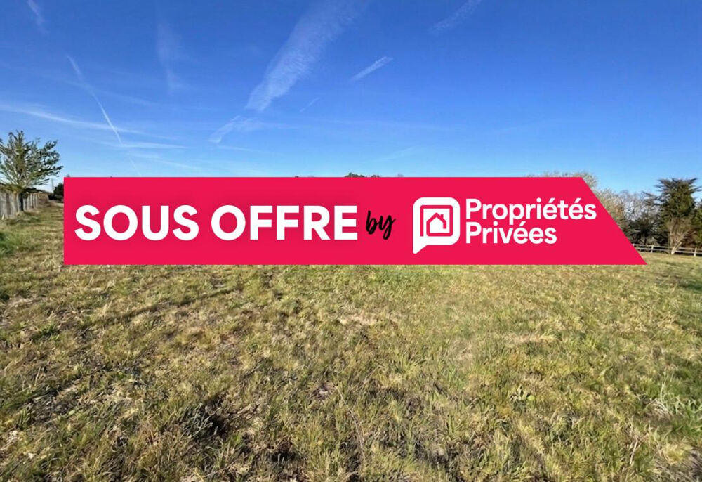   Terrain  constructible  pour  bureaux commerciaux et locaux industriels  à Pugnac  d'une superficie de  3892 m2 