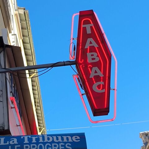 à vendre FONDS DE COMMERCE Proche centre SAINT ETIENNE Tabac, Presse, Loto, PMU 235000 42000 Saint etienne