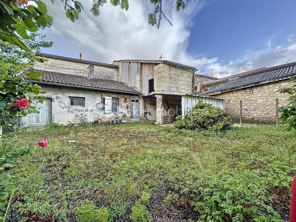 Maison en pierre de ville avec jardin