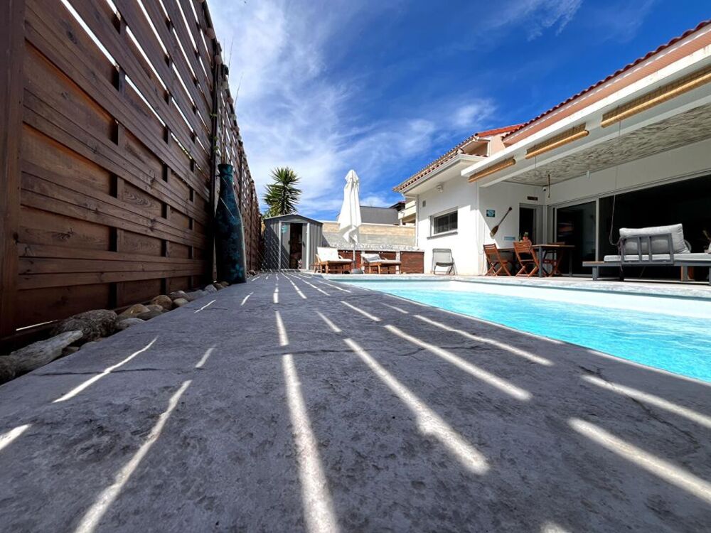 Magnifique maison 3 faces de 120 m² en R+1 contemporaine avec piscine au sel dans un secteur prisé
