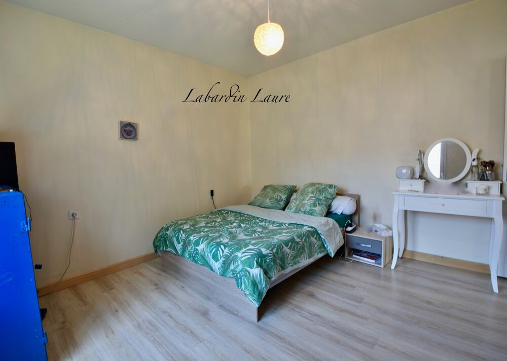 Maison de plain pied - 2 chambres - 1 abri de jardin - terrain clos avec places de parking