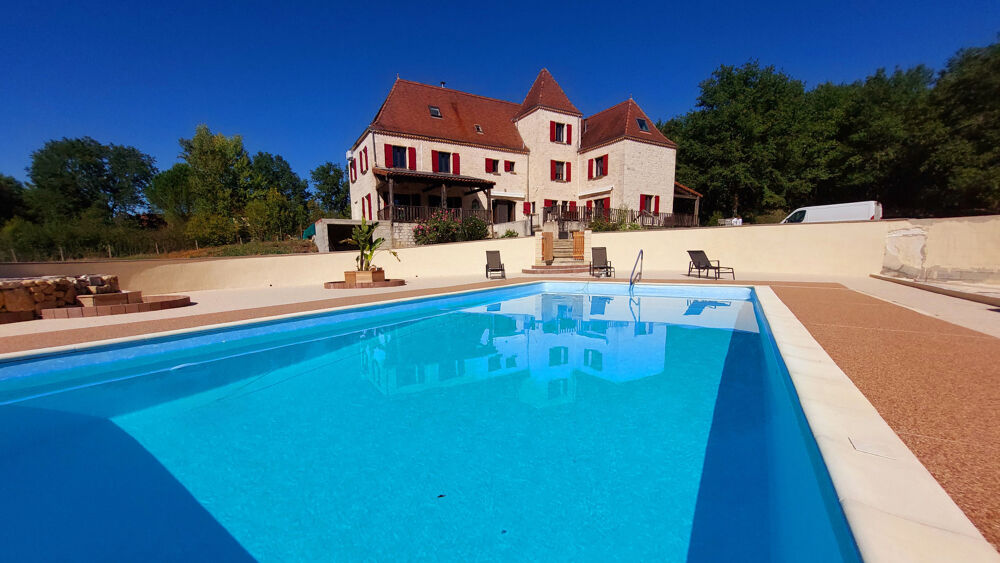 Propriété de caractère de 444 m² avec piscine et 9 012 m² de terrain à Payrac, rendement locatif avec divers possibilités d'acce