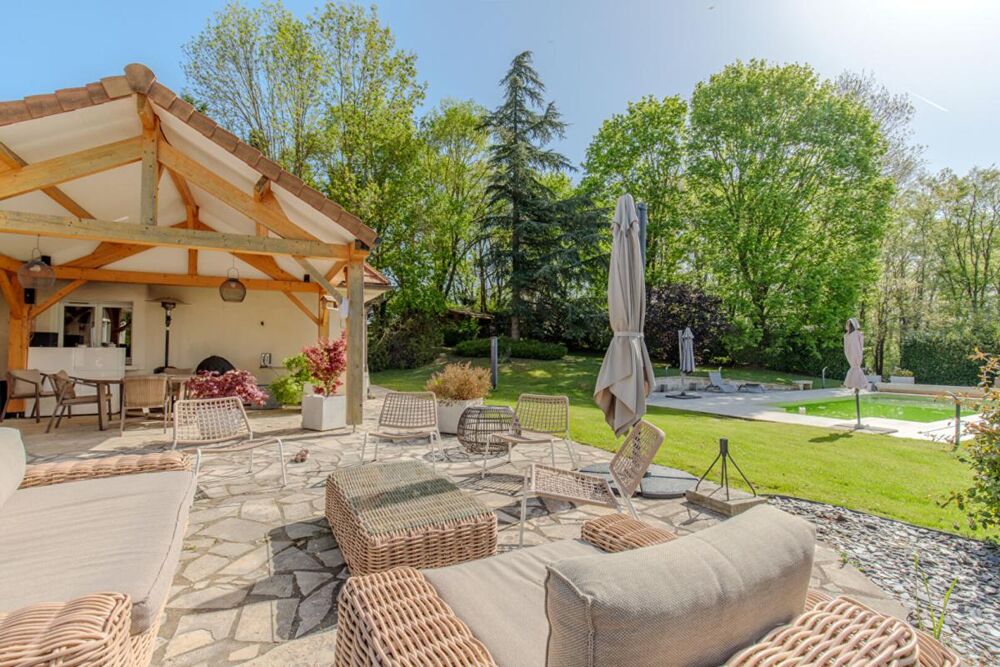 EXCLUSIVITÉ PROPRIÉTÉS-PRIVÉES - Un cadre naturel d'exception pour cette maison rénovée