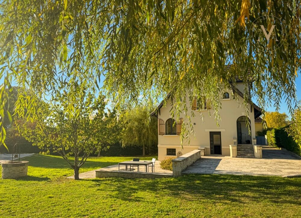 Maison de ville haut de gamme avec piscine, rénovée, proche du centre ville de PRAYSSAC (46)